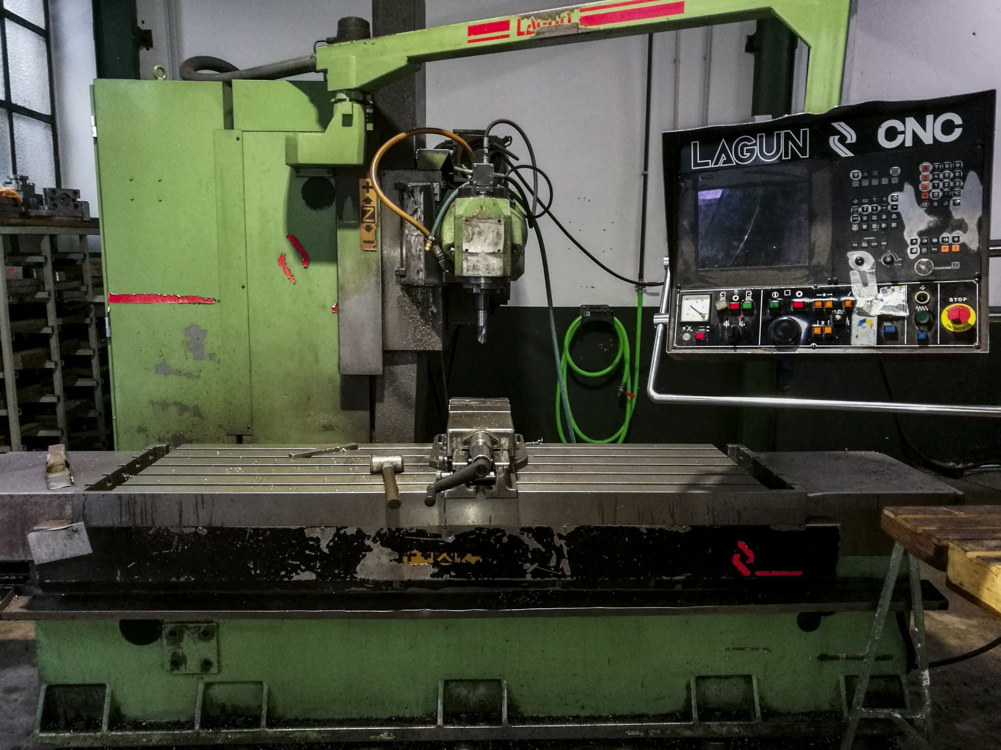 Vista frontal de la máquina Lagun FBF 1800