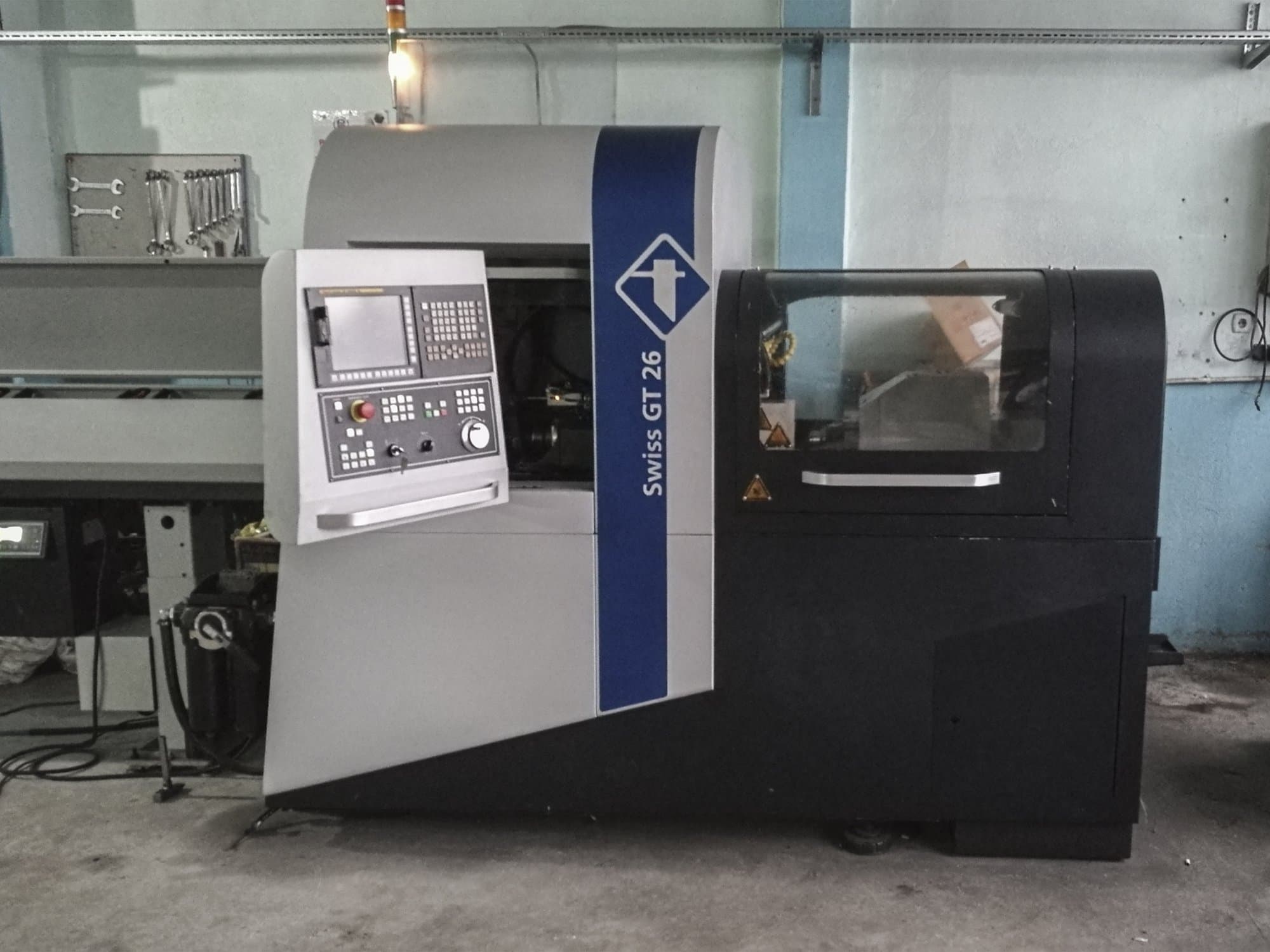 Vista frontal de la máquina Tornos SWISS GT 26