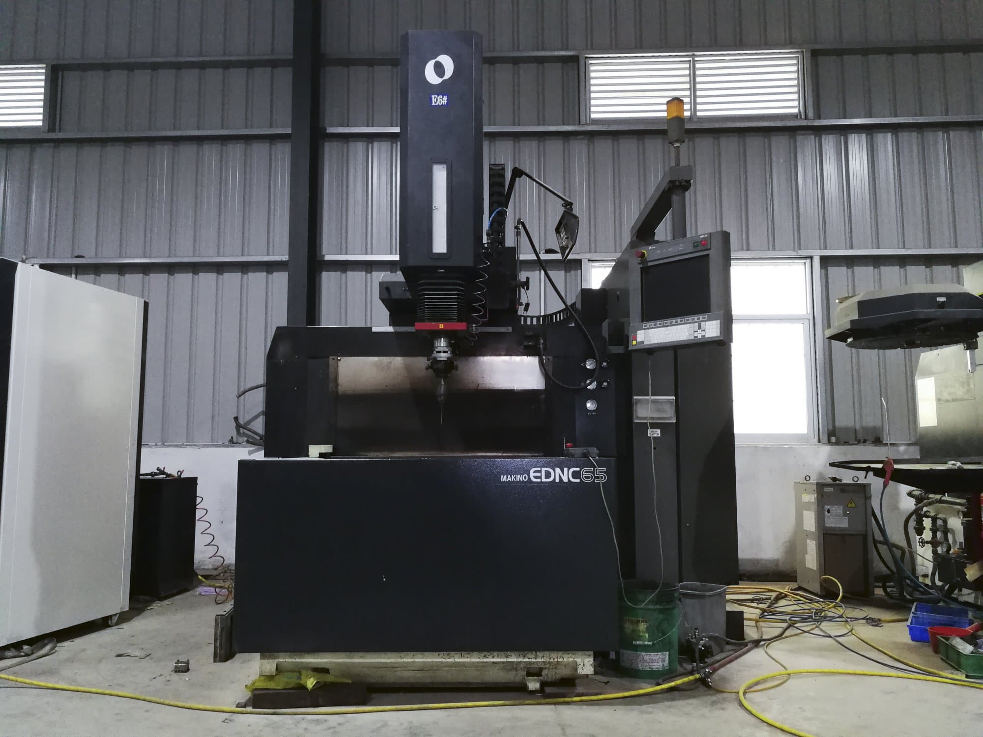 Vista frontal de la máquina Makino EDNC65