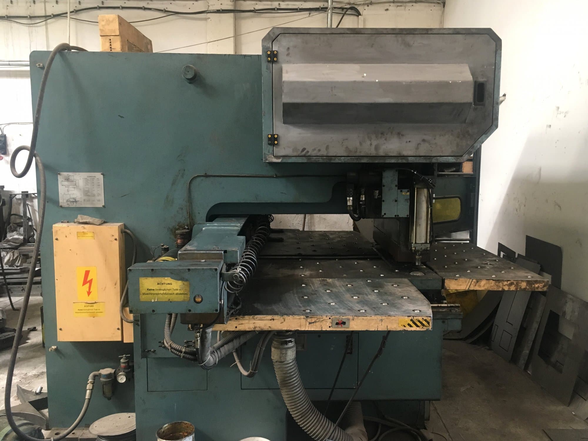 Vista frontal de la máquina AMADA OCTO-334