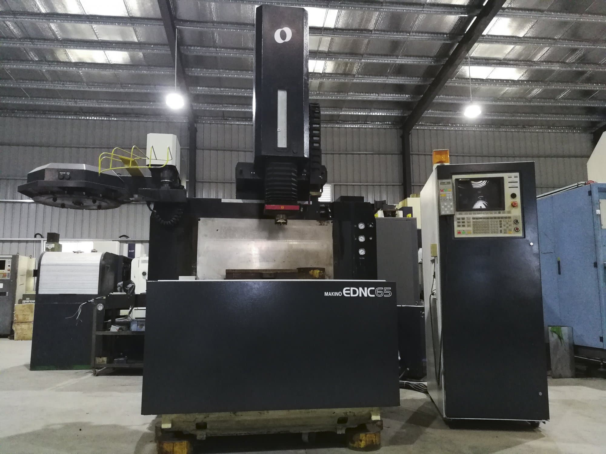 Vista frontal de la máquina Makino EDNC65