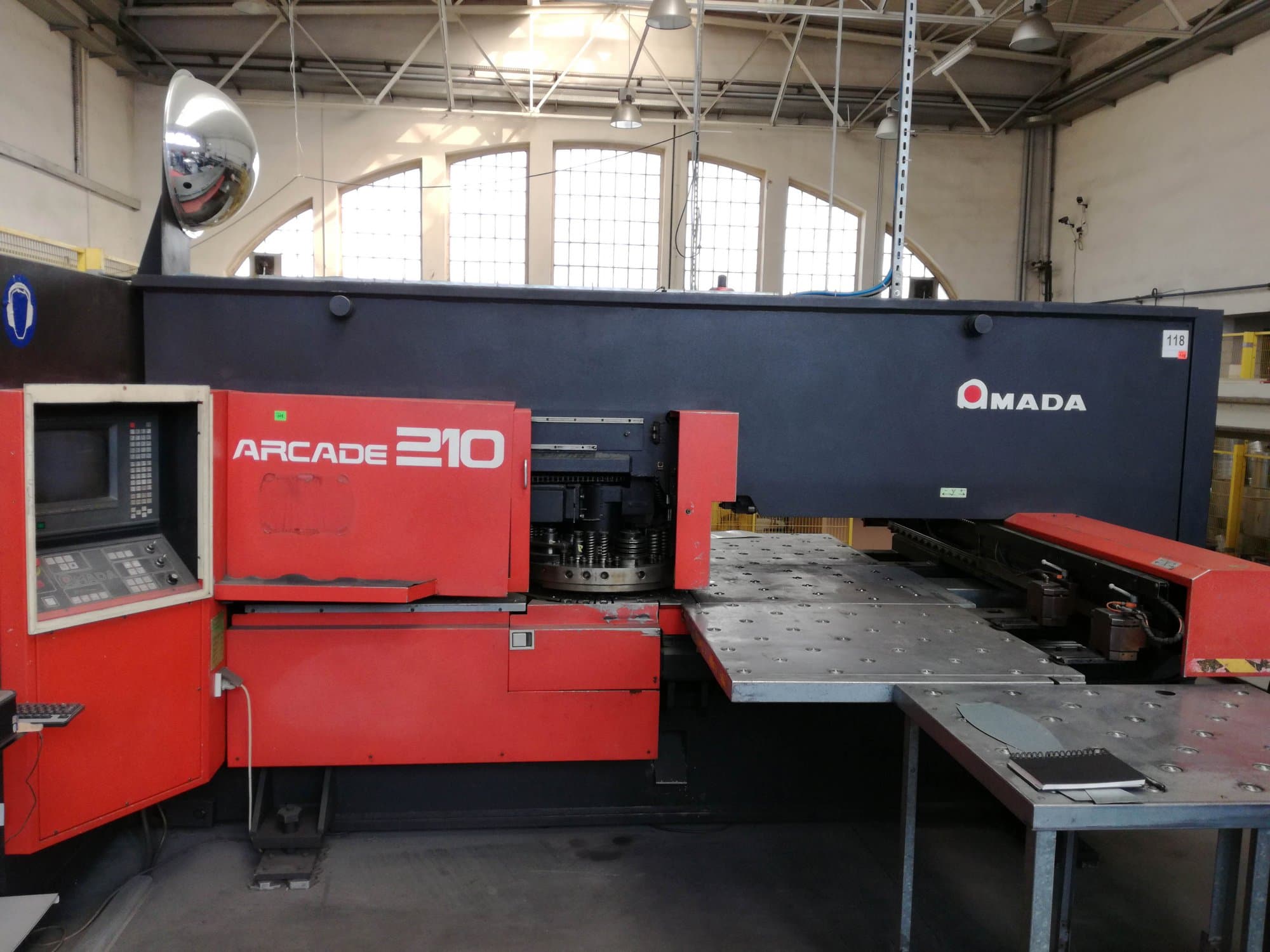 Vista frontal de la máquina AMADA ARCADE 210