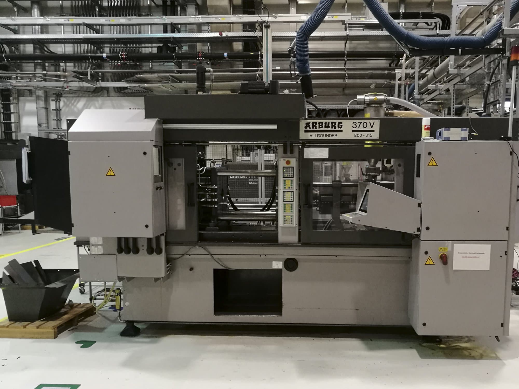 Vista frontal de la máquina Arburg 370V 800-315
