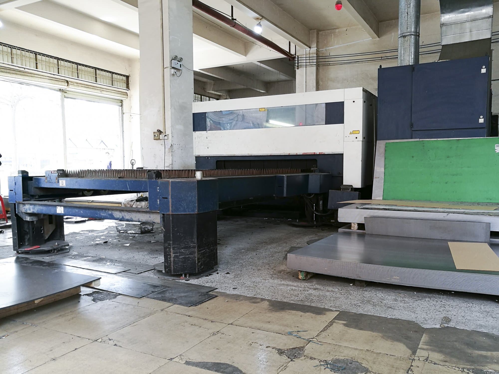 Mesa de trabajo vista derecha de la máquina Trumpf TruLaser 5030