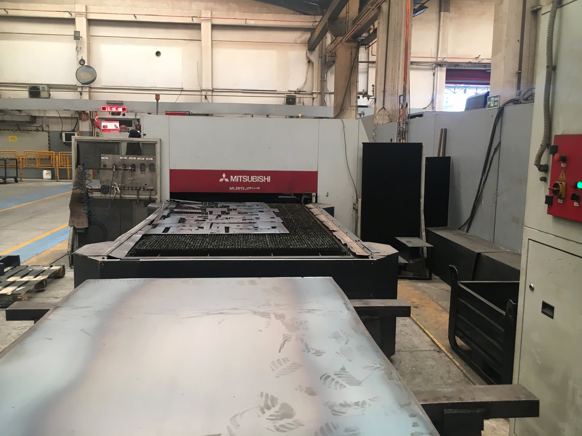 Vista frontal de la máquina Mitsubishi Electric ML3015LV PLUS II