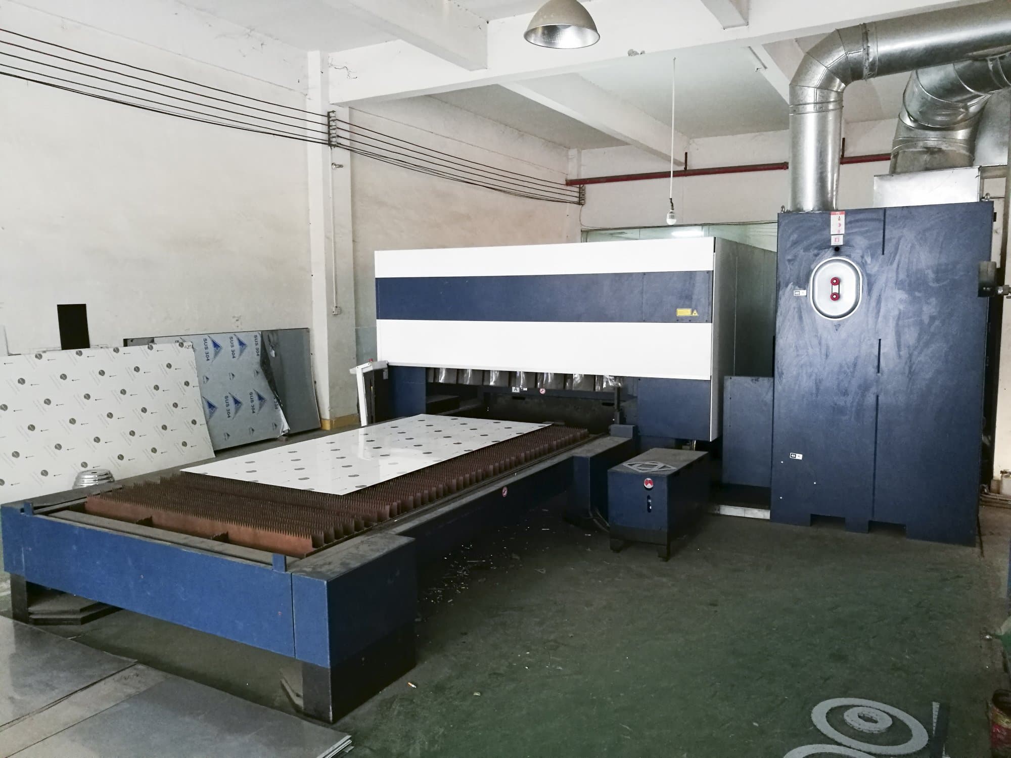 Mesa de trabajo vista derecha de la máquina Trumpf TruLaser 3030