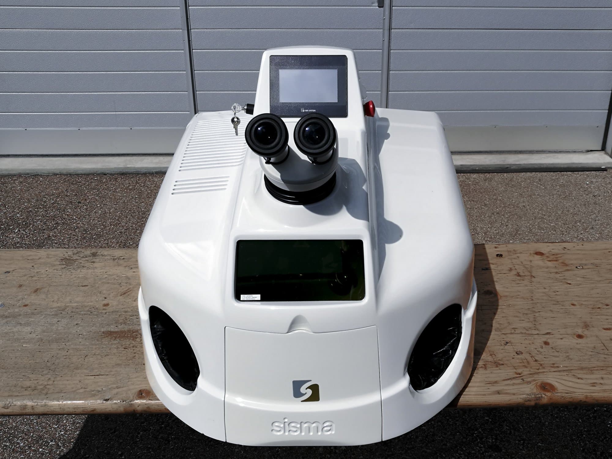 Vista frontal de la máquina Sisma LM-D 100