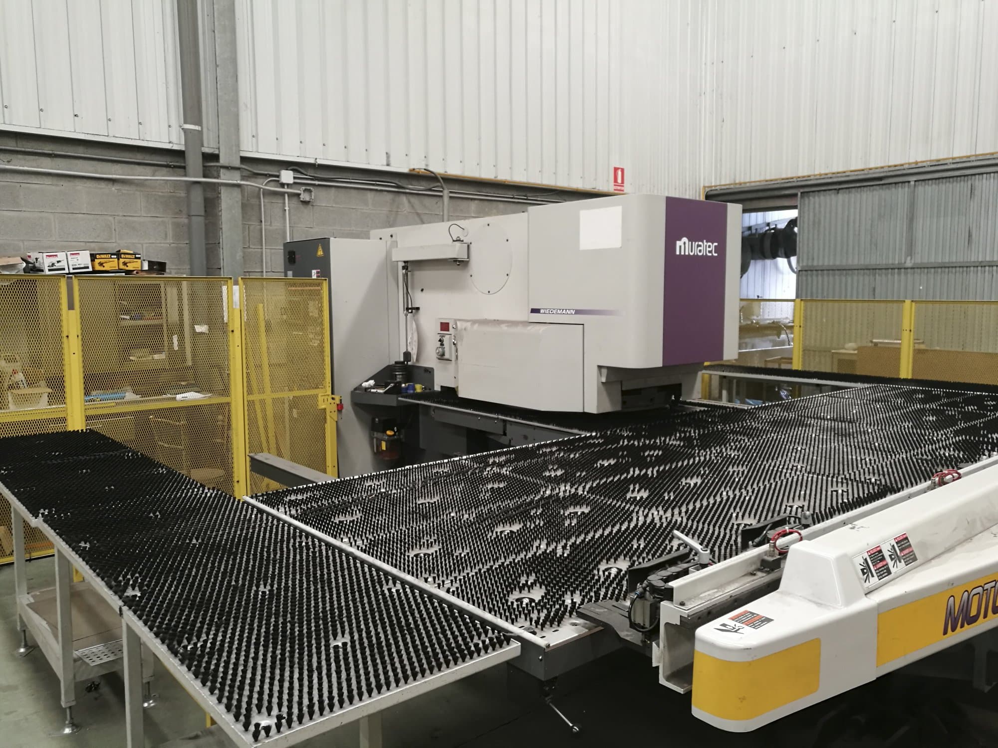 Vista izquierda de la máquina Murata Wiedemann M-2558-T