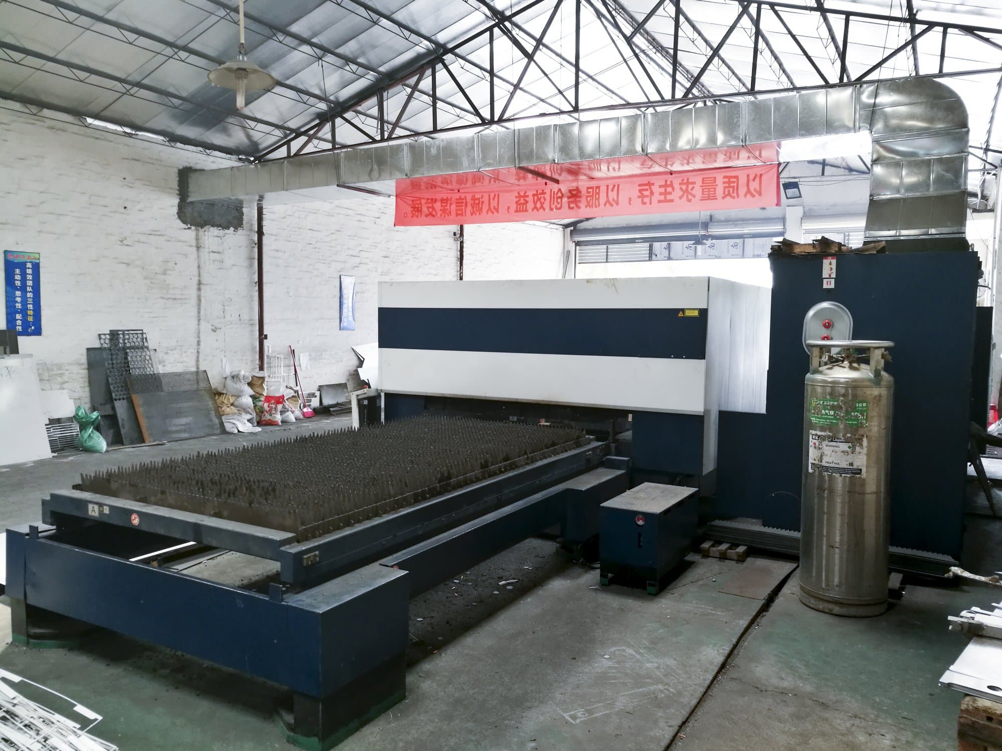 Mesa de trabajo vista derecha de la máquina Trumpf TruLaser 3030