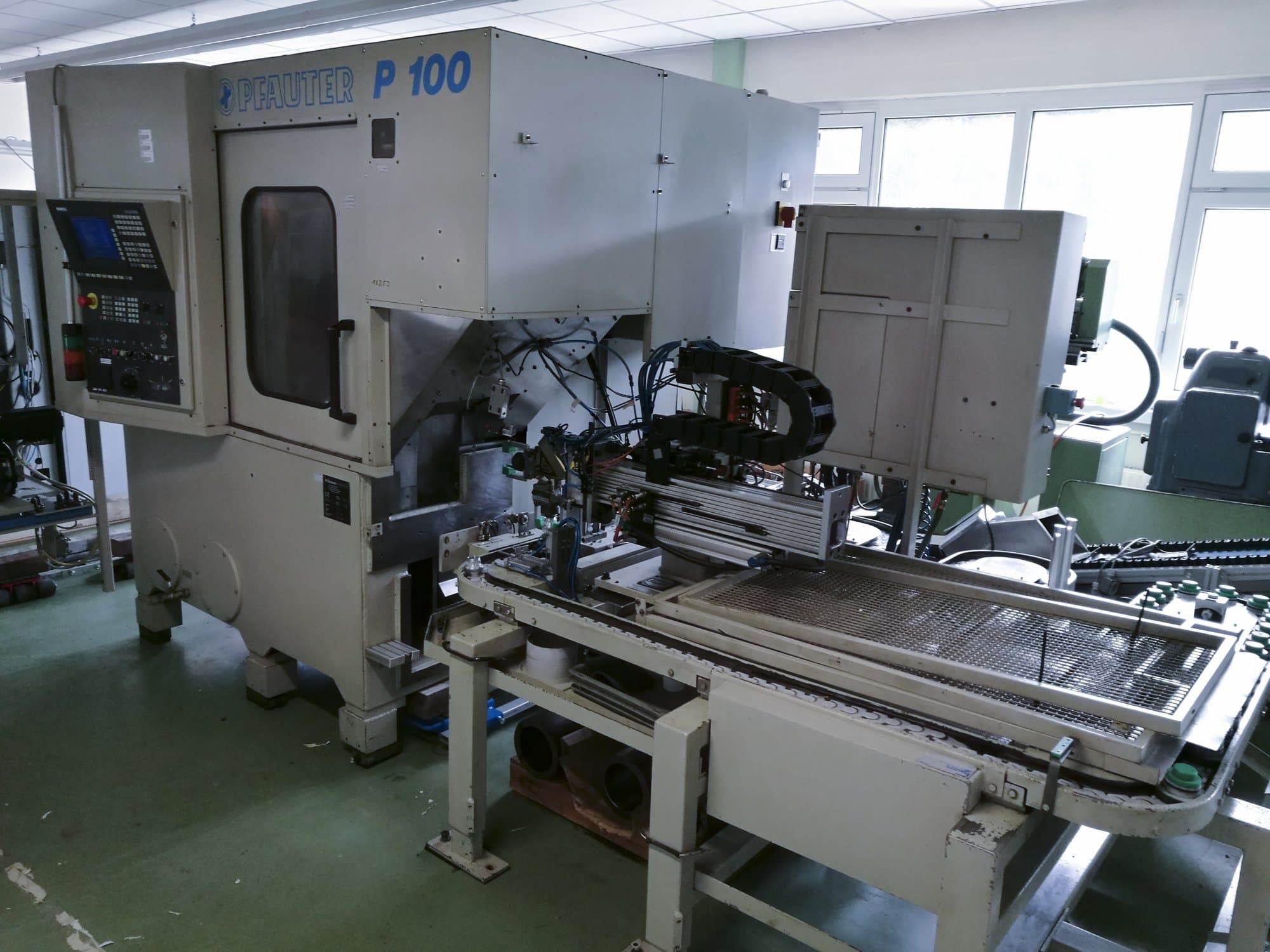 Vista frontal de la máquina GLEASON-PFAUTER P100