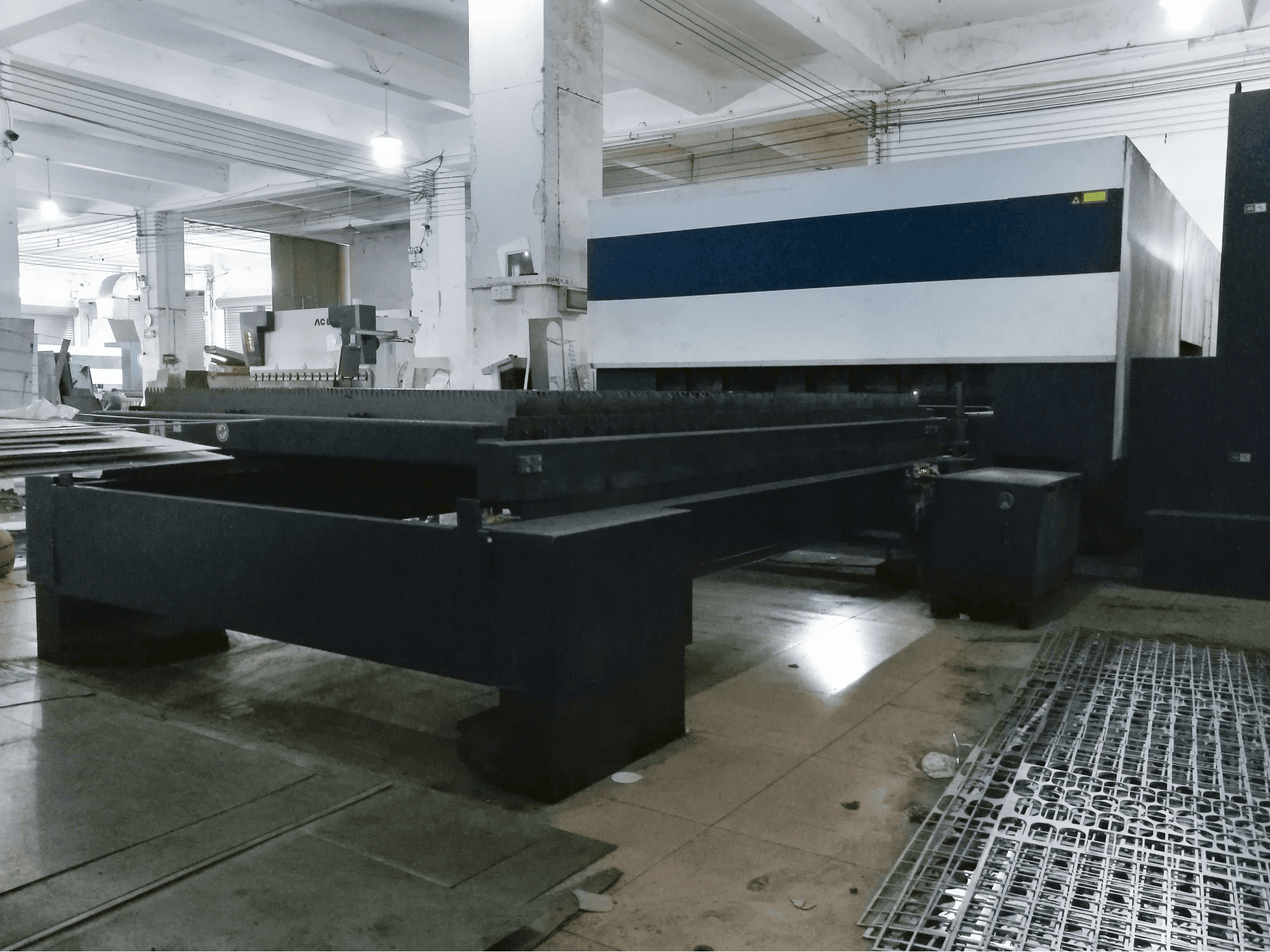 Right view 1 of Trumpf TruLaser 3030 machine