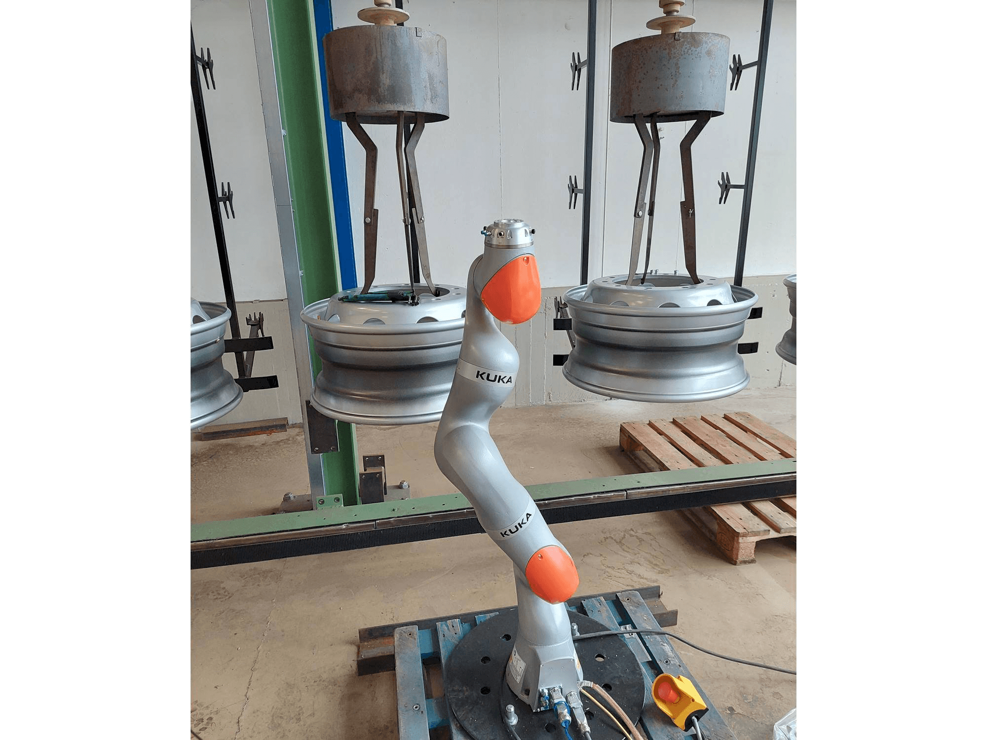 Front view of KUKA LBR iiwa 7 machine