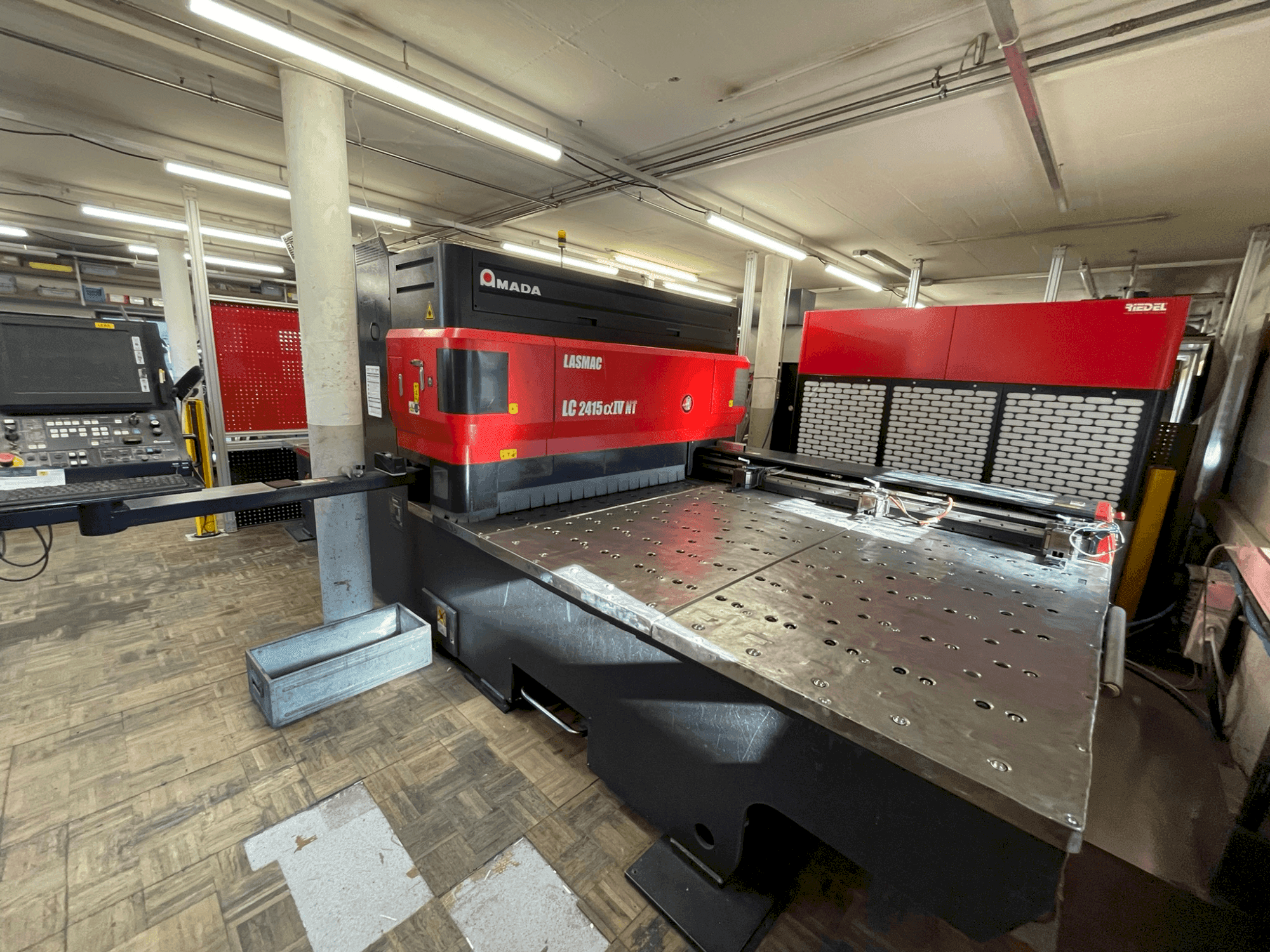 Vista frontal de la máquina AMADA LC 2415 α-IV NT