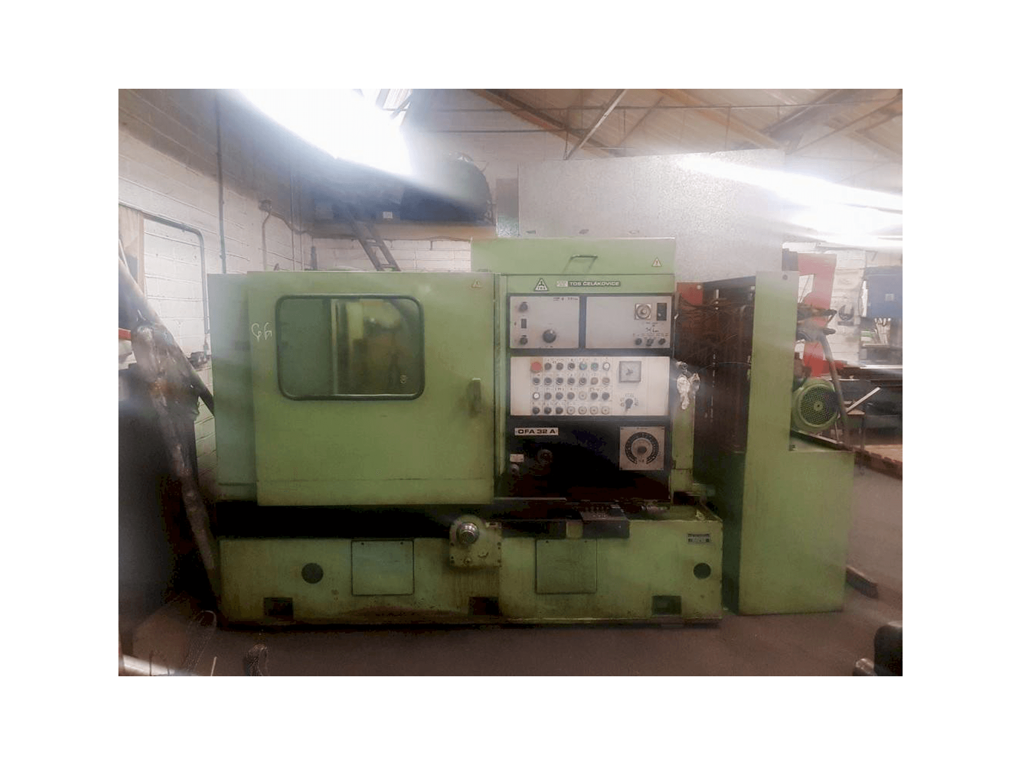 Front view of TOS OFA 32 A machine