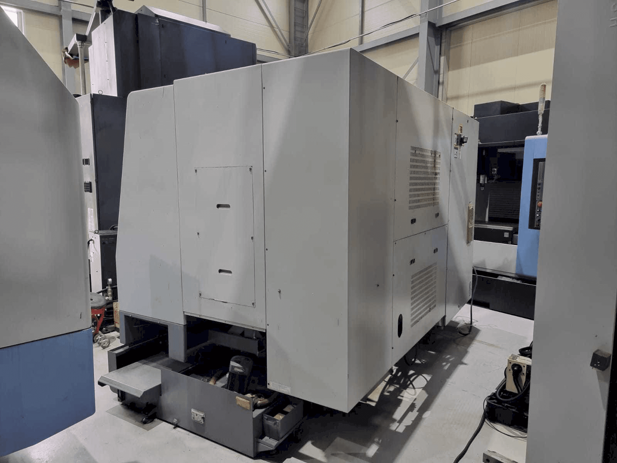 Front view of Hyundai Kia SKT250Y machine