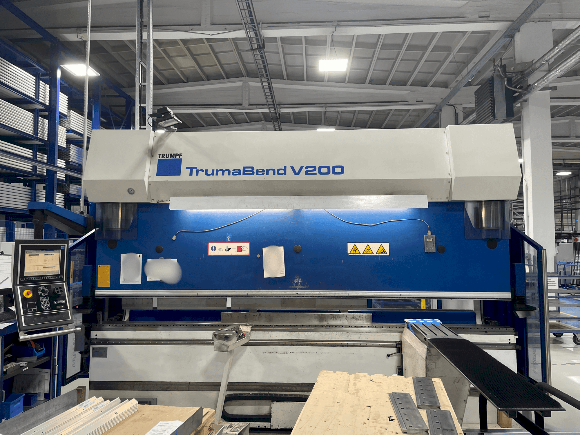 Vista frontal de la máquina TRUMPF TrumaBend V200