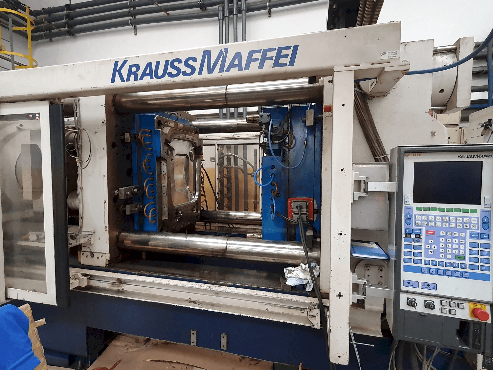 Front view of Krauss Maffei 800-4350 BM (1996) machine