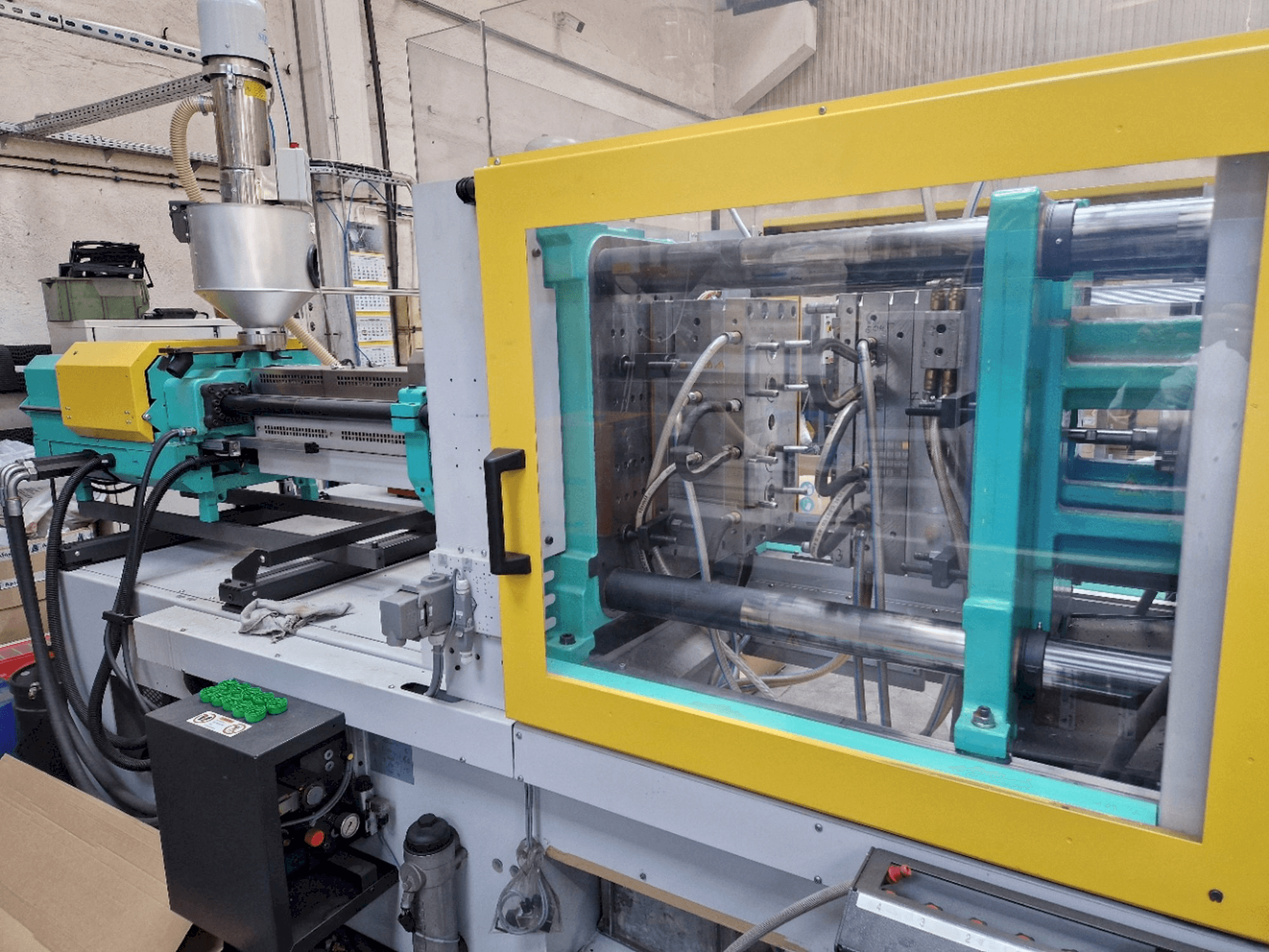 Front view of Arburg ALLROUNDER 570 C 2000-800 GOLDEN EDITION machine