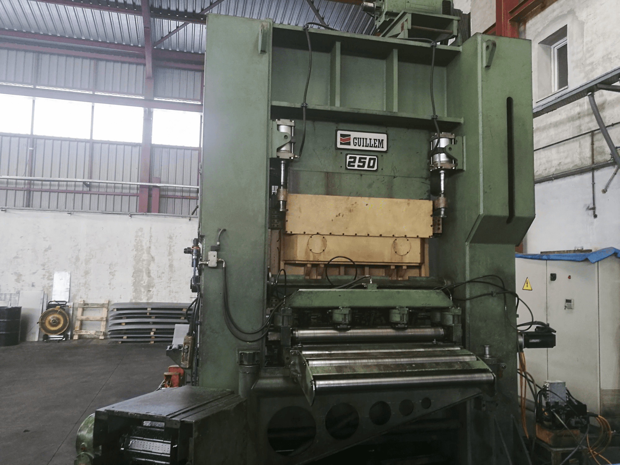 Front view of GUILLEM D2.250 machine