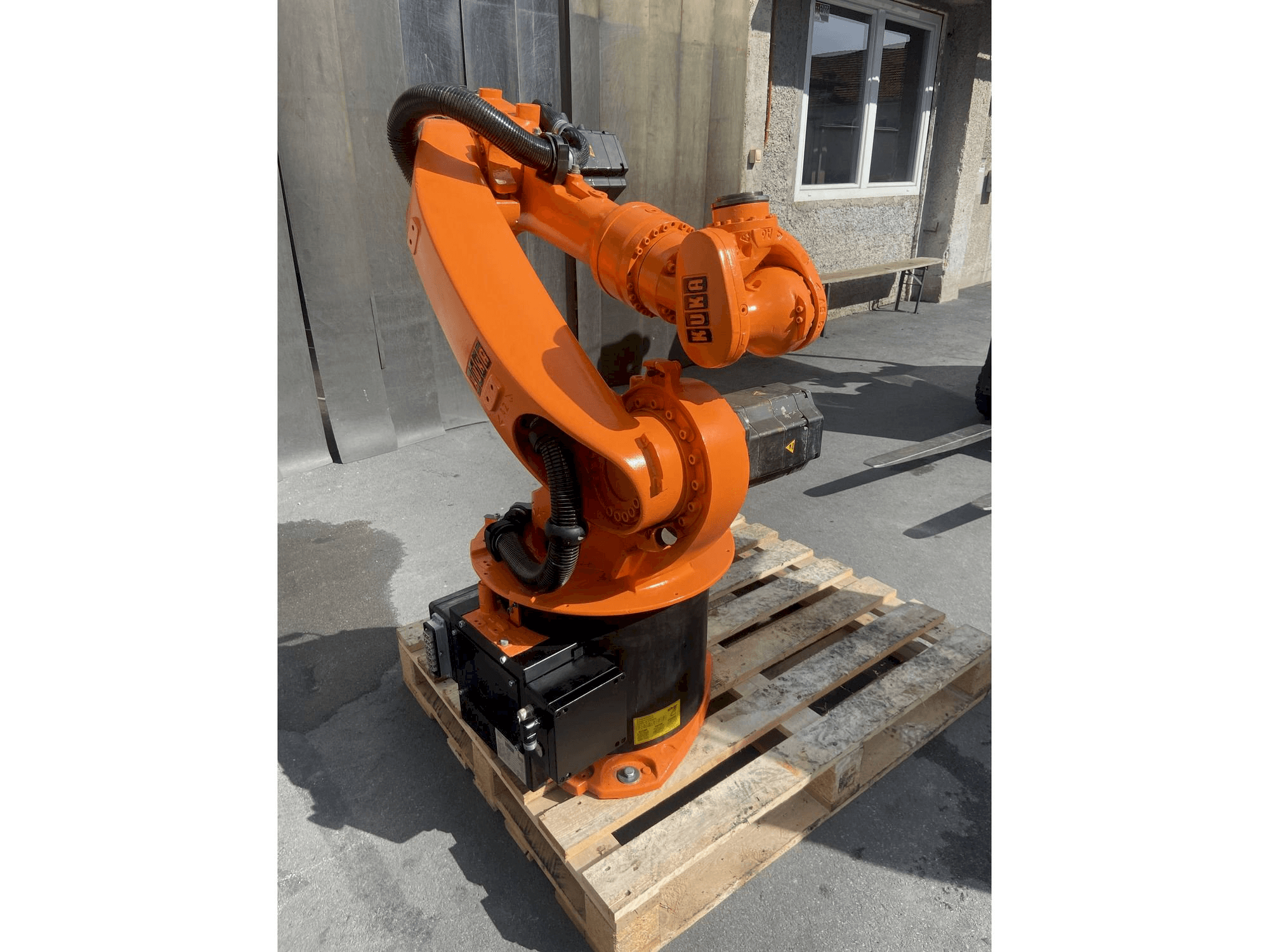 Front view of KUKA Kr16 machine