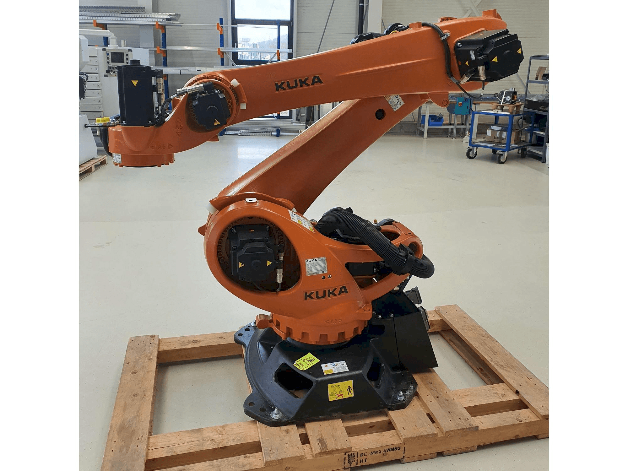 Front view of KUKA KR180 R3200PA machine