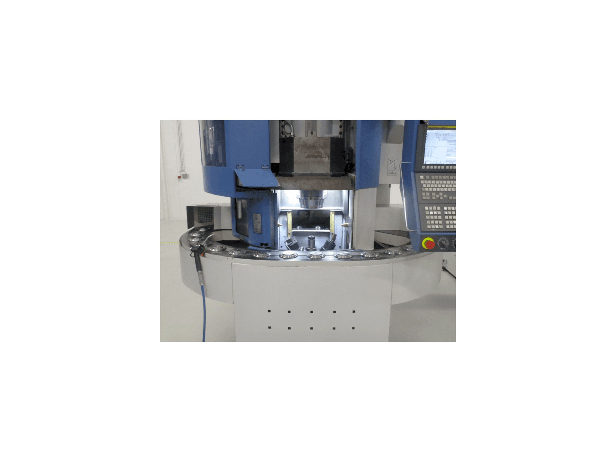 Front view of EMAG VL3 machine